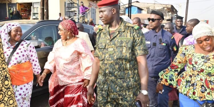 Matoto : immersion nocturne de la Gouverneure M’Mawa au cœur des marchés en pleine réorganisation