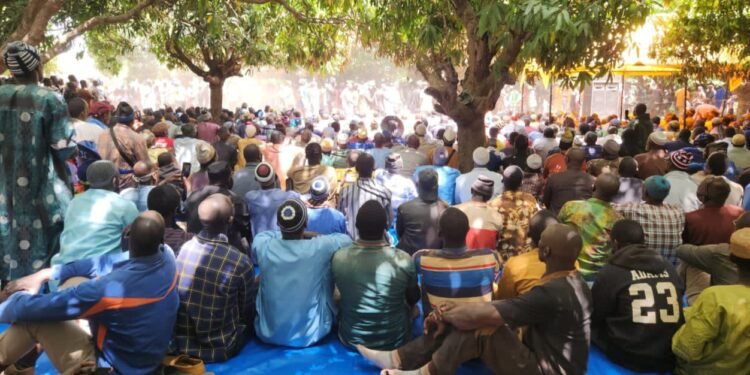 Mandiana : une foule compacte accompagne Toumba Diakité à sa dernière demeure.