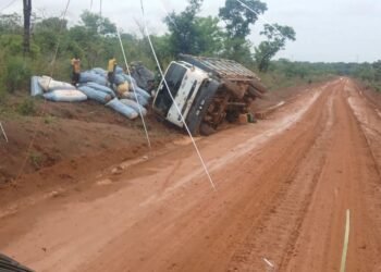 Kerouané : la route de Simandou transformée en piège, des véhicules immobilisés dans la boue.