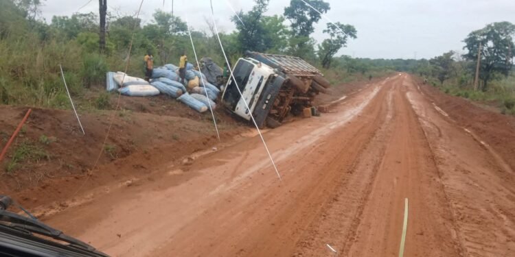 Kerouané : la route de Simandou transformée en piège, des véhicules immobilisés dans la boue.