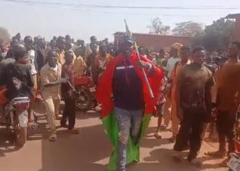 Mandiana : un jeune entreprend une marche de plus de 2 000 km pour rencontrer le capitaine Ibrahim Traoré.