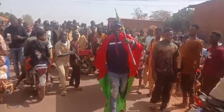 Mandiana : un jeune entreprend une marche de plus de 2 000 km pour rencontrer le capitaine Ibrahim Traoré.