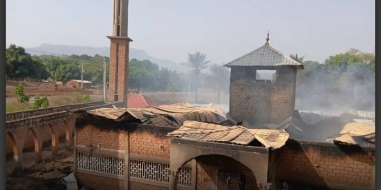 Kindia : Une mosquée ravagée par un incendie d’origine accidentelle à Kolenté.   