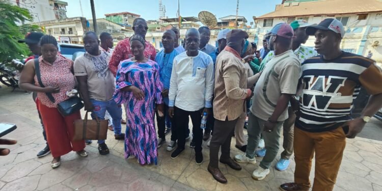 Détention prolongée de Badra Koné : des conseillers protestent devant la DCPJ.