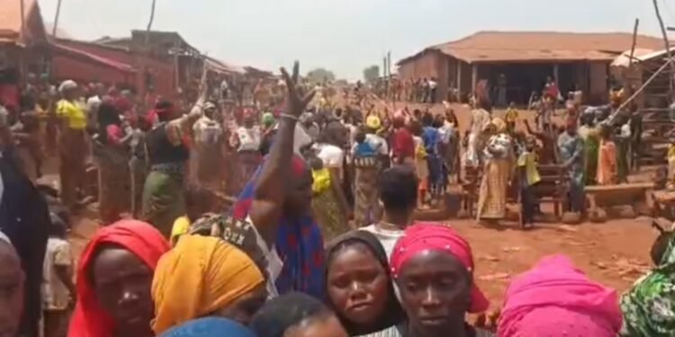 Siguiri sous tension : des femmes manifestent après le conflit entre Kolenda et Danka.