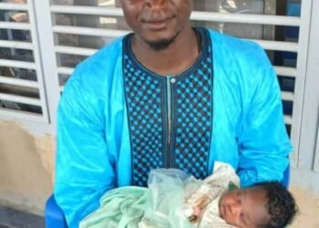 Mamou : Un chef de secteur adjoint baptise sa fille Hadja Mandioula Sylla, mère du Président Doumbouya.   