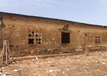 Siguiri : une école-hangar menace la sécurité des élèves de l’école franco-arabe de Tomba Kansan.   