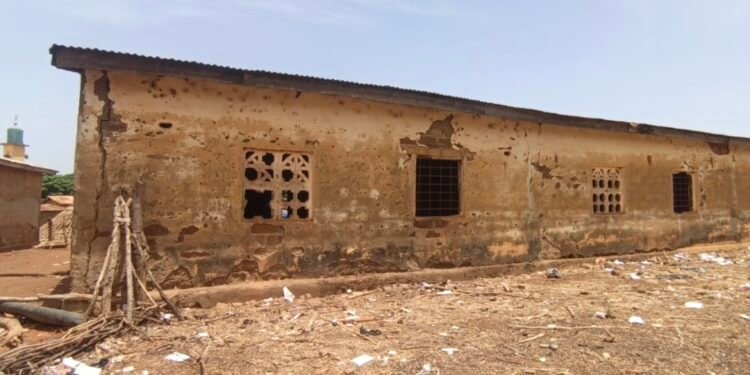 Siguiri : une école-hangar menace la sécurité des élèves de l’école franco-arabe de Tomba Kansan.   