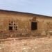 Siguiri : une école-hangar menace la sécurité des élèves de l’école franco-arabe de Tomba Kansan.   