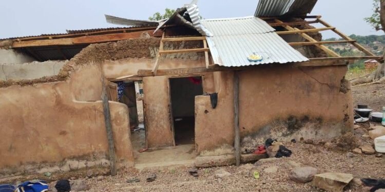 Mali : de violentes intempéries décoiffent une vingtaine d’habitations à Doguel Sigon.