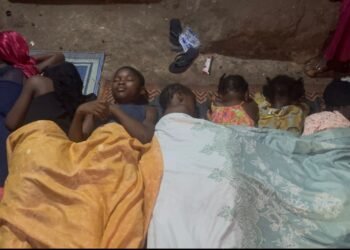 Conakry : une famille contrainte de dormir dehors après un différend foncier