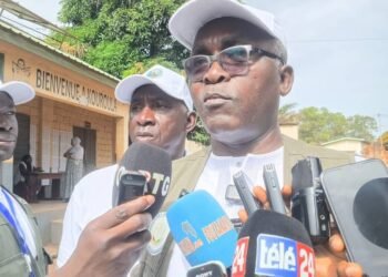 Labé : les autorités administratives accomplissent leur devoir civique au centre de vote de Kouroula      