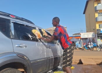 Conakry : le lavage automobile, une activité de plus en plus prisée par les jeunes