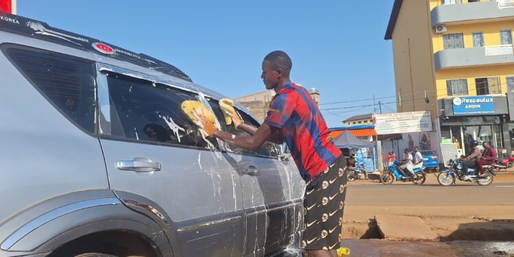 Conakry : le lavage automobile, une activité de plus en plus prisée par les jeunes