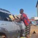 Conakry : le lavage automobile, une activité de plus en plus prisée par les jeunes