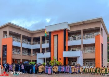 CEE 2026 : M. Djiba DIAKITÉ, Ministre directeur de cabinet de la Présidence lance les épreuves à l’École primaire BARRYDiawadou de Dixinn