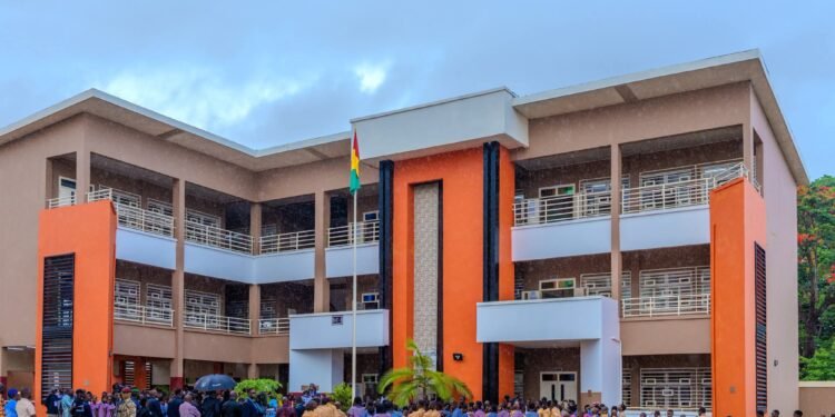 CEE 2026 : M. Djiba DIAKITÉ, Ministre directeur de cabinet de la Présidence lance les épreuves à l’École primaire BARRYDiawadou de Dixinn
