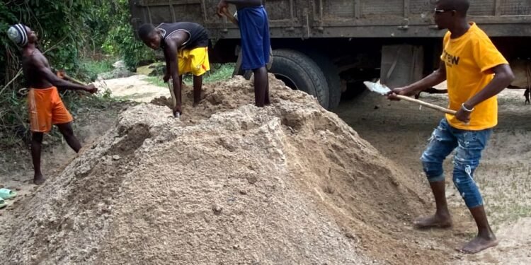 Kissidougou : quand l’exploitation du sable attire de plus en plus de jeunes