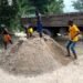 Kissidougou : quand l’exploitation du sable attire de plus en plus de jeunes