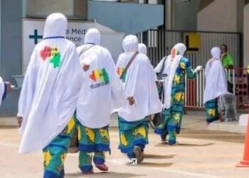 Incident en plein vol : des pèlerins guinéens de retour du Hajj atterrissent en urgence à Bamako.