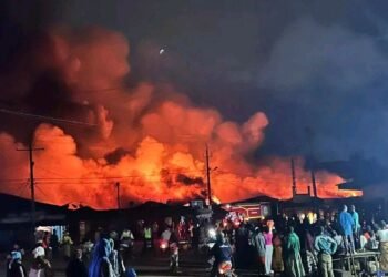 N’Zérékoré : un violent incendie ravage le grand marché et cause d’importants dégâts.