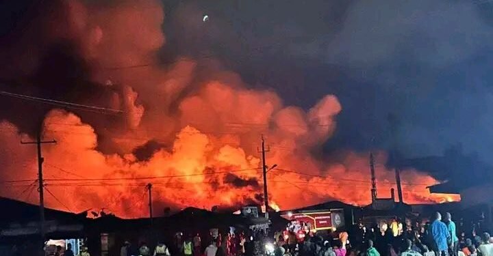 N’Zérékoré : un violent incendie ravage le grand marché et cause d’importants dégâts.