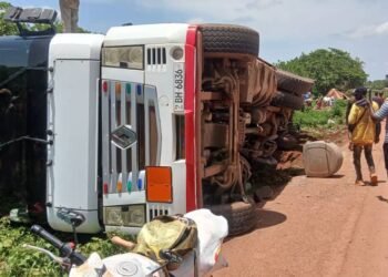 Bouré Balato : un camion-remorque chargé de boissons se renverse en évitant une moto en difficulté