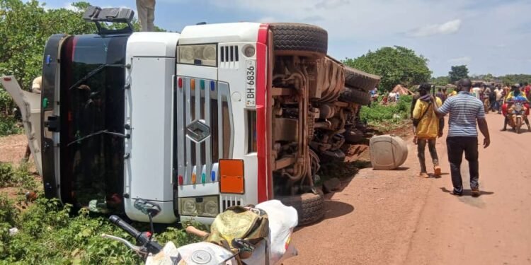 Bouré Balato : un camion-remorque chargé de boissons se renverse en évitant une moto en difficulté