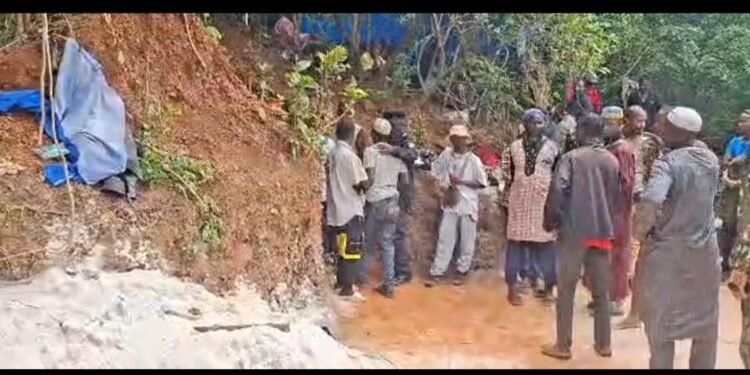 Labé : après 48 heures de recherches, le corps de Boubacar Diallo demeure introuvable sous les décombres de l’éboulement de Sempetin