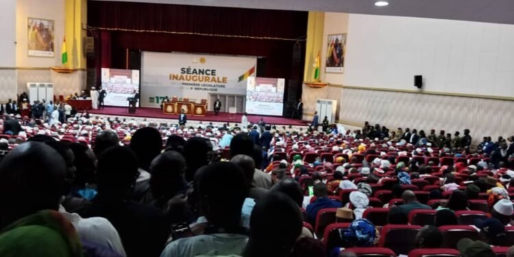 Hémicycle : installation des députés de la Ve République, la Guinée clôt officiellement la transition