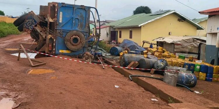 Beyla : un camion d’huile se renverse à Nionsomoridou, 1 blessé