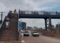 Pont métallique de Yembeya : quand des citoyens boudent la passerelle malgré les risques 