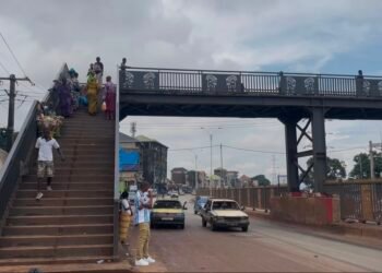 Pont métallique de Yembeya : quand des citoyens boudent la passerelle malgré les risques 