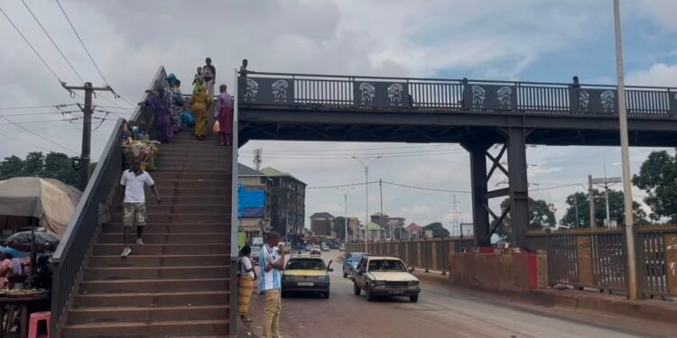 Pont métallique de Yembeya : quand des citoyens boudent la passerelle malgré les risques 