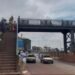 Pont métallique de Yembeya : quand des citoyens boudent la passerelle malgré les risques
