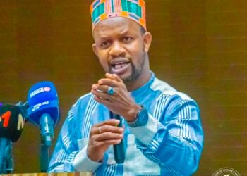 En Afrique, on dit que l’arbre qui porte des fruits est toujours reconnu par ceux qui ont vu pousser ses racines (Mamadou Thug)