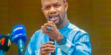 En Afrique, on dit que l’arbre qui porte des fruits est toujours reconnu par ceux qui ont vu pousser ses racines (Mamadou Thug)