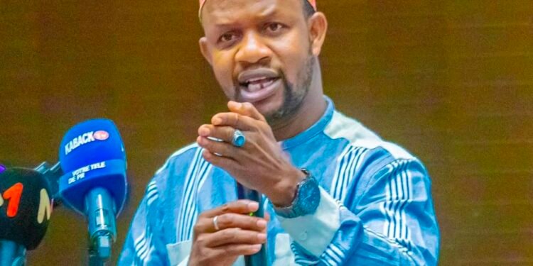 En Afrique, on dit que l’arbre qui porte des fruits est toujours reconnu par ceux qui ont vu pousser ses racines (Mamadou Thug)