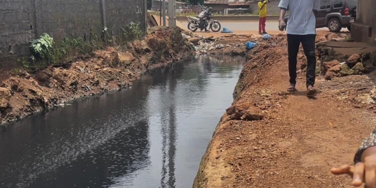 Simabaya Escalier : un fossé à ciel ouvert inquiète les riverains