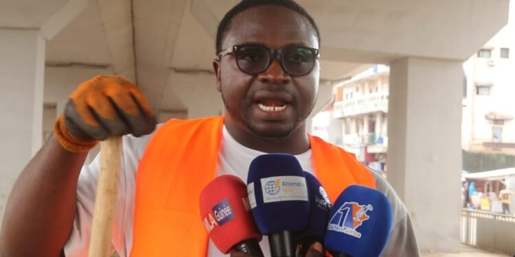Salubrité en Guinée : Ousmane Bindi Diallo, un jeune engagé pour des espaces publics plus propres 