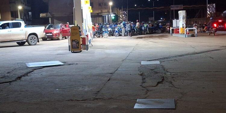 Pénurie de carburant à Conakry : plusieurs stations fermées, de longues files d’attente