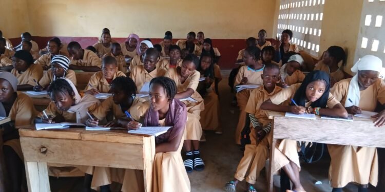 Lélouma : au Lycée-Collège Diâla, la pénurie de table-bancs vire au calvaire pour les élèves   